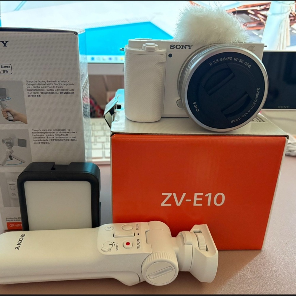 Sony ZV-E10 White Digital Camera Kit